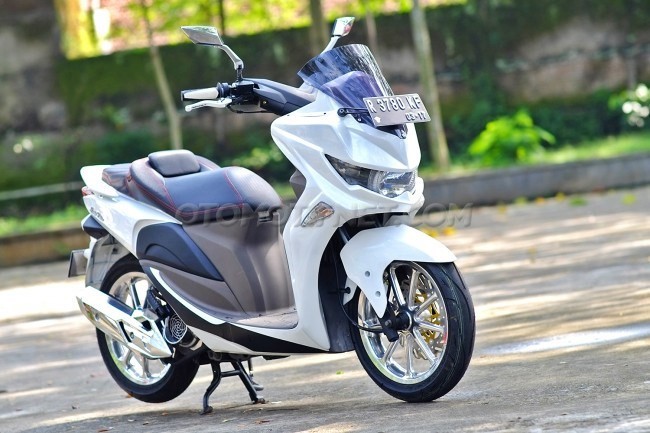 Scooter Honda Vision “bien hinh” Yamaha Nmax 150 ca tinh